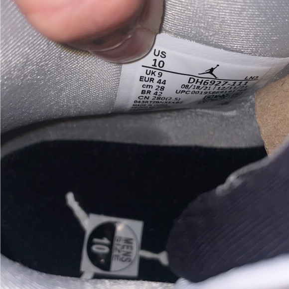 Jordan 4s used size 10 no box - Picture 3 of 5